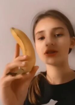 Minita rubia se masturba duro con la banana 4