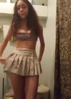 Colegiala de piel morenita 19