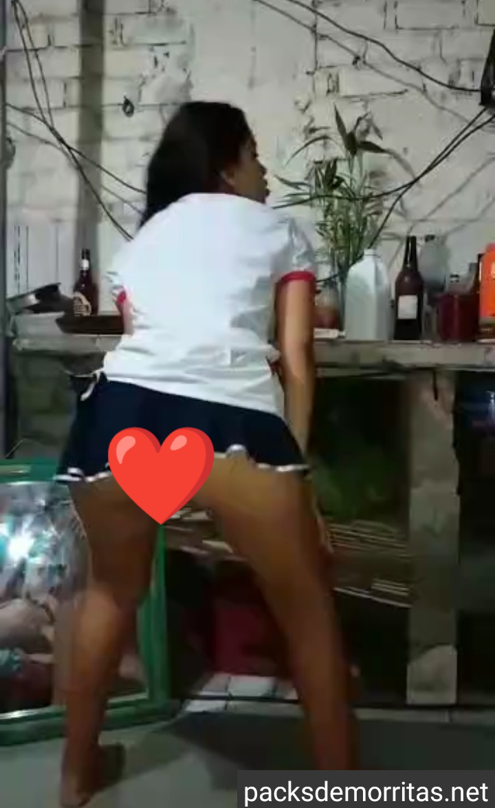 Chibola peruana bailando sexy y desnudita 10