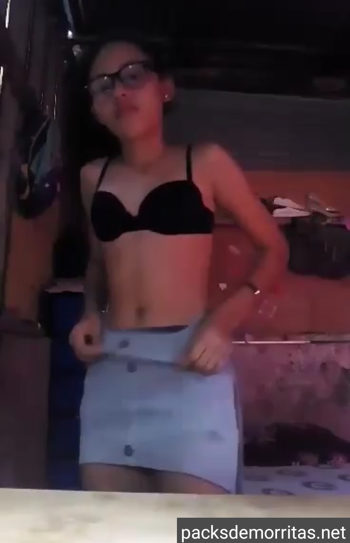 Colegiala de lentes está muy sabrosa y putita 10