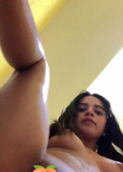 Rica jovencita masturbándose rápido y duro 14