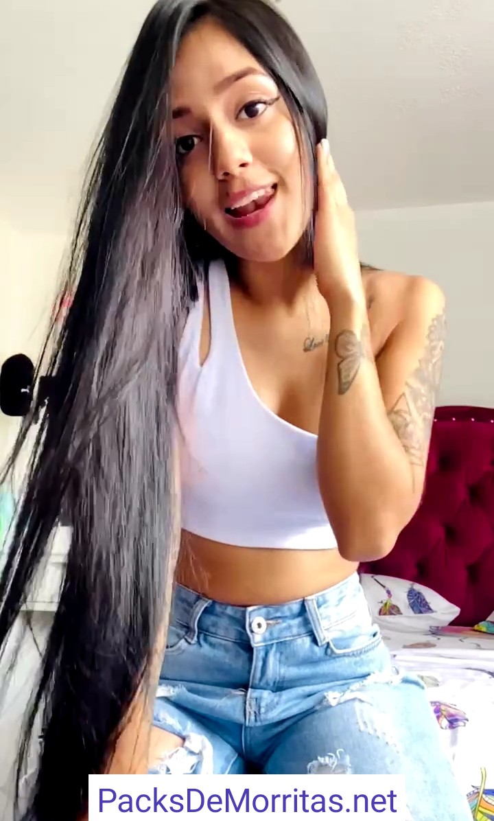 Deliciosa jovencita tatuada de buen culo 10