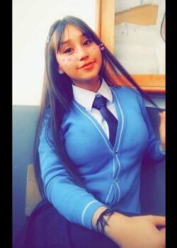 Linda colegiala se masturba con un consolador 19