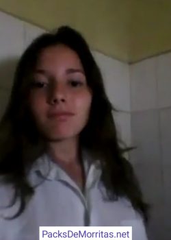 Colegiala de tetas perfectas se mete al baño 19