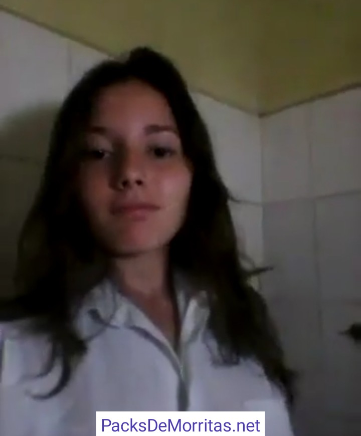 Colegiala de tetas perfectas se mete al baño 10