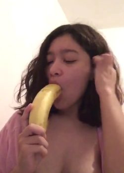 Se pone muy traviesa con la banana + 3 Videos 19