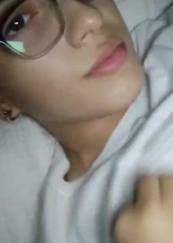 Minita De Lentes Envía Vídeo A Su Novio Tocandose 15