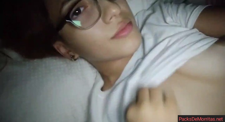 Minita De Lentes Envía Vídeo A Su Novio Tocandose 10