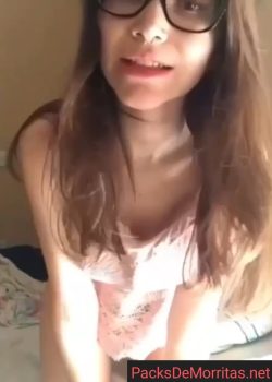 Nena De Lentes Se Abre Su Panochita Rosada 4