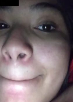 Nena Tetona Se Toca En Vídeo Llamada 4