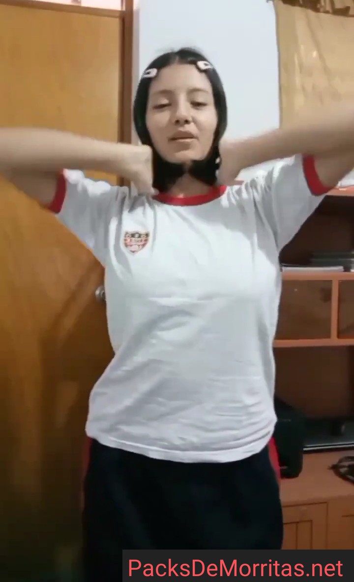 Bella colegiala blanquita lo muestra todo 10