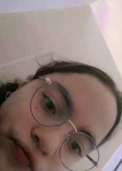 Morra De Lentes Dándose Placer En La Pushita 1