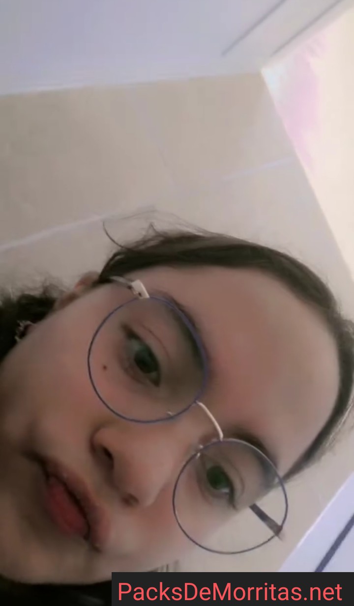 Morra De Lentes Dándose Placer En La Pushita 10
