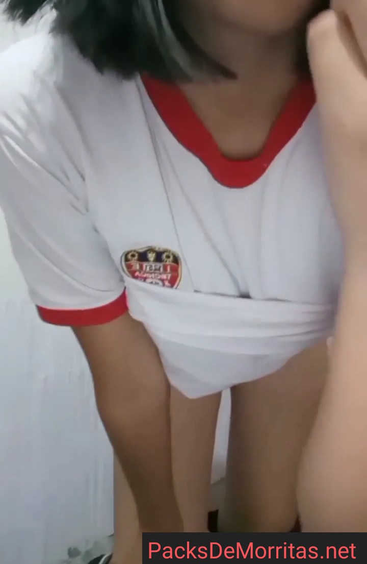 Colegiala Nalgona Se Masturba Con Cosas Escolares 10