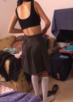 Mi hermanastra llega del colegio y se quita todo 2