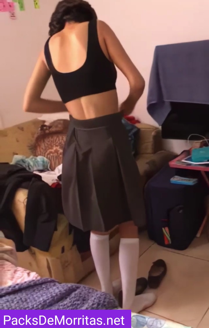 Mi hermanastra llega del colegio y se quita todo 10