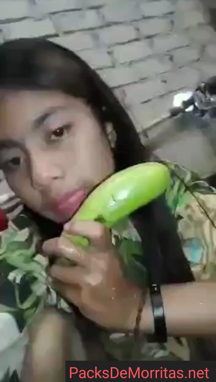 Aburrida En Casa Se Masturba Con La Banana 10