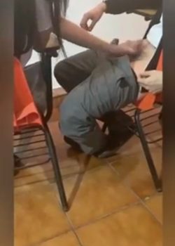 Se queda solita En el aula para coger rico 5