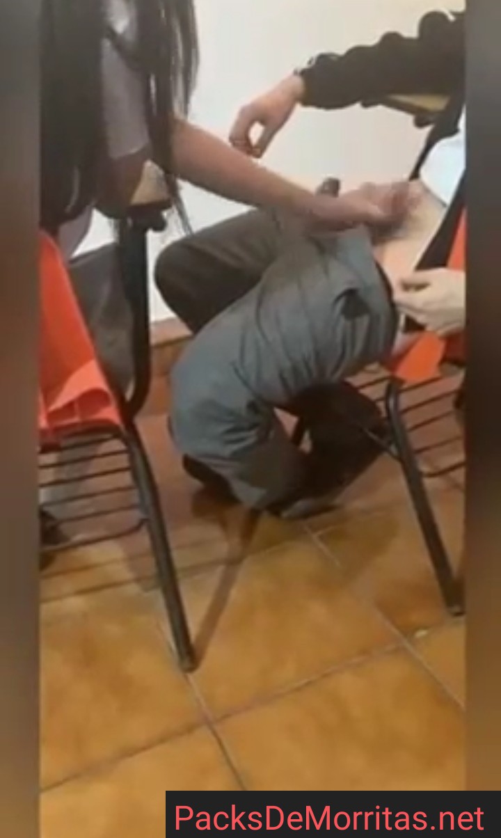 Se queda solita En el aula para coger rico 10