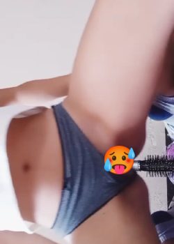 Morra Culona Se Masturba Con El Peine 3