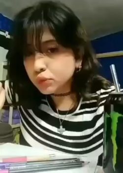 Se aburre de la tarea y mejor se desnuda 1