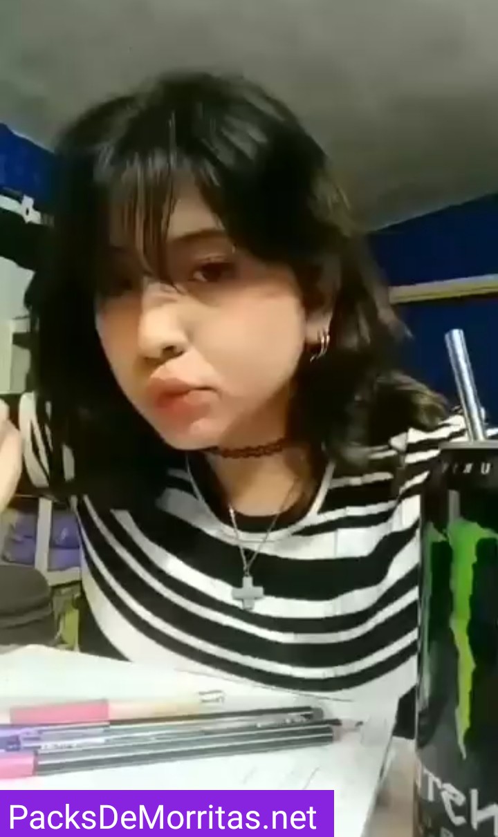 Se aburre de la tarea y mejor se desnuda 10