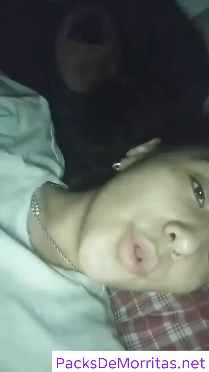 Morra Dándose Deditos En La Noche 10