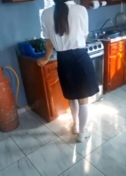 La Dejan sola con su padrastro y la hace su putita 4