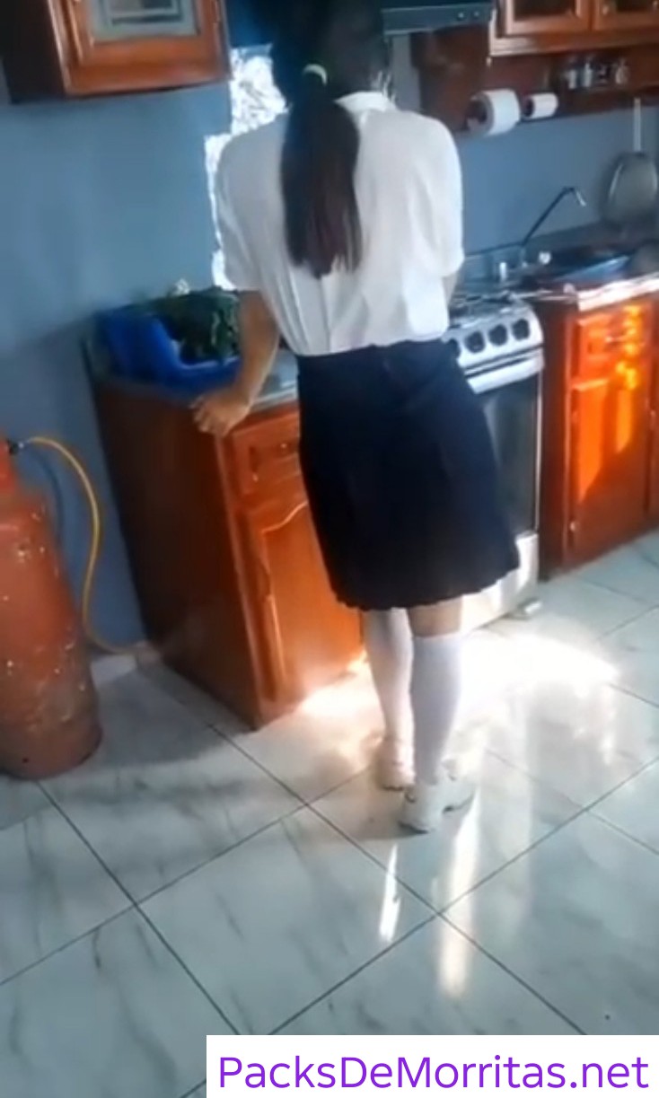 La Dejan sola con su padrastro y la hace su putita 10