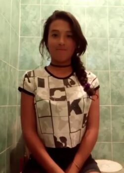 Morra flaquita se desnuda y toca en el baño 19