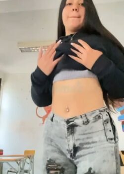 Se desnuda en el aula y se hace viral rápido 1
