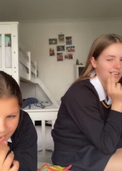 Deliciosas colegialas solas en casa + 3 Vídeos 14