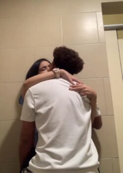 Siguen la tendencia de coger en los baños del cole + Video 1