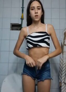 Mina flaquita divina se desnuda y toca en el baño 4