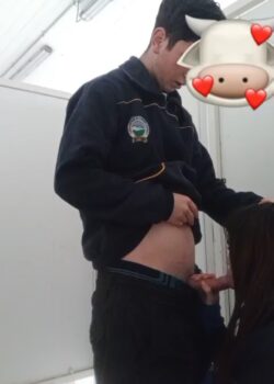 Compañera De Clases le gusta coger y tragar leche en los baños 1