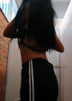 Se desnuda en los baños de la prepa 8