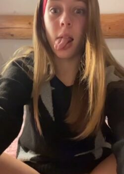 Bella jovencita nalgona se masturba con cepillos 4