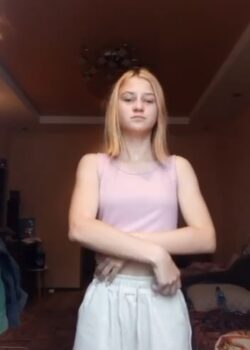 Jovencita Rubia Se Masturba En Varias Poses 12